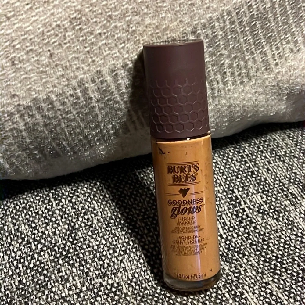 NWT Burt’s Bees Walnut Goodness Glow Liquid Makeup